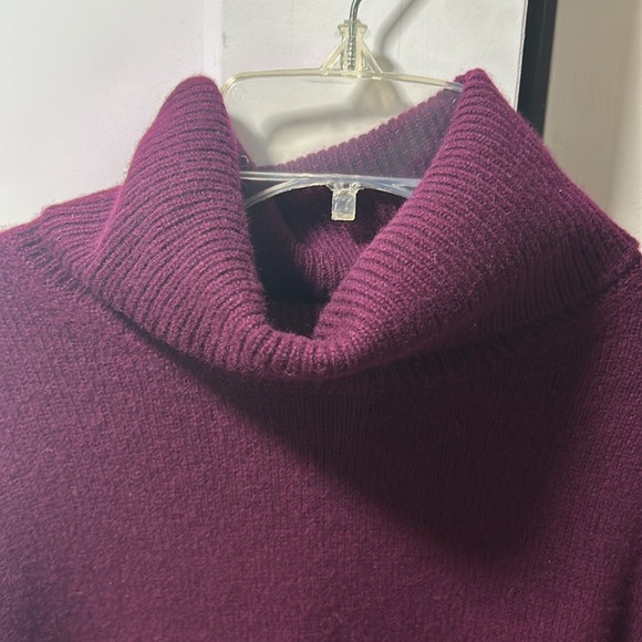 No tag oversized medium burgundy turtleneck, worn a few times great condition - Picture 3 of 4